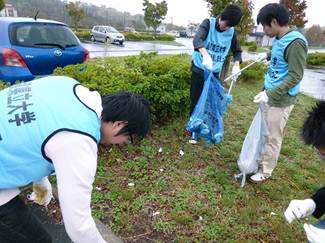 県立大学内での清掃活動