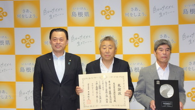 左から知事、反辺自治振興協議会２名