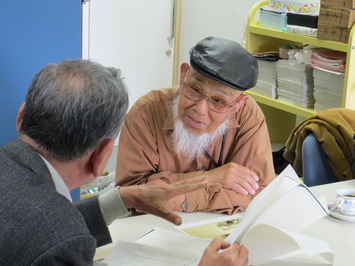 聞き取りに応じる野津氏