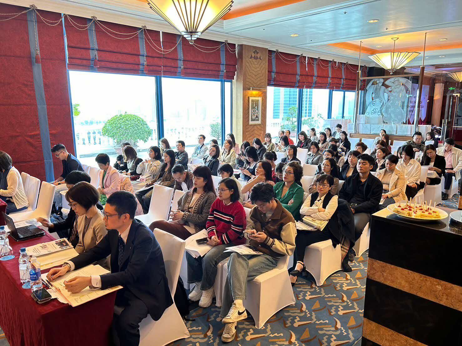 説明を聞く参加者のようす