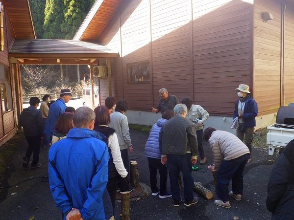 なめこ植菌作業の説明の様子