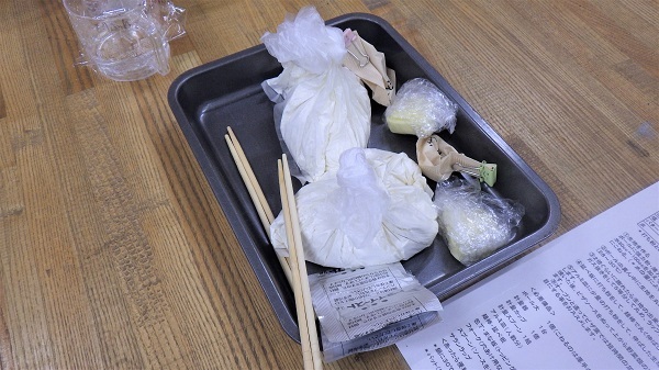 テーブルに配られた材料の画像