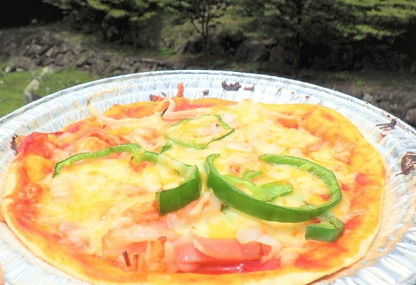 焼きたてのピザの画像