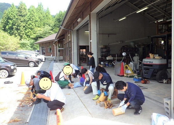 日陰に移動しながら作業する様子