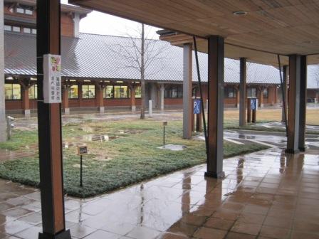 （写真）外は雨１