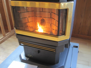（写真）ペレットストーブ