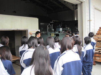 （写真）センター視察中２