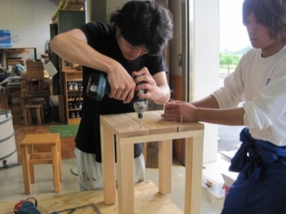 （写真）一人掛用の椅子を作成中