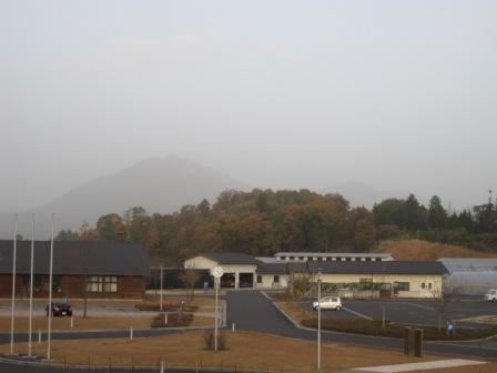 （写真）センターから見える琴引山