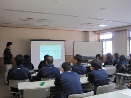 （写真）石橋主任研究員の講義中