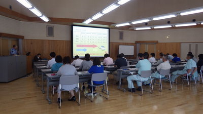 講習の様子。スライドを見ながら運転中どんな場所に危険があるかお話を聞く参加者。