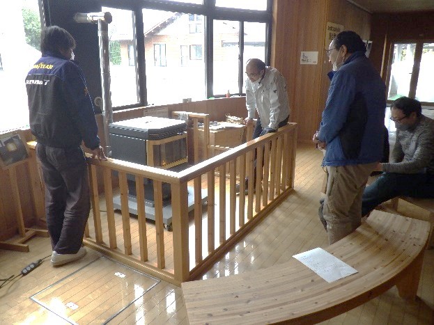 ペレットストーブを囲む人たち写真画像