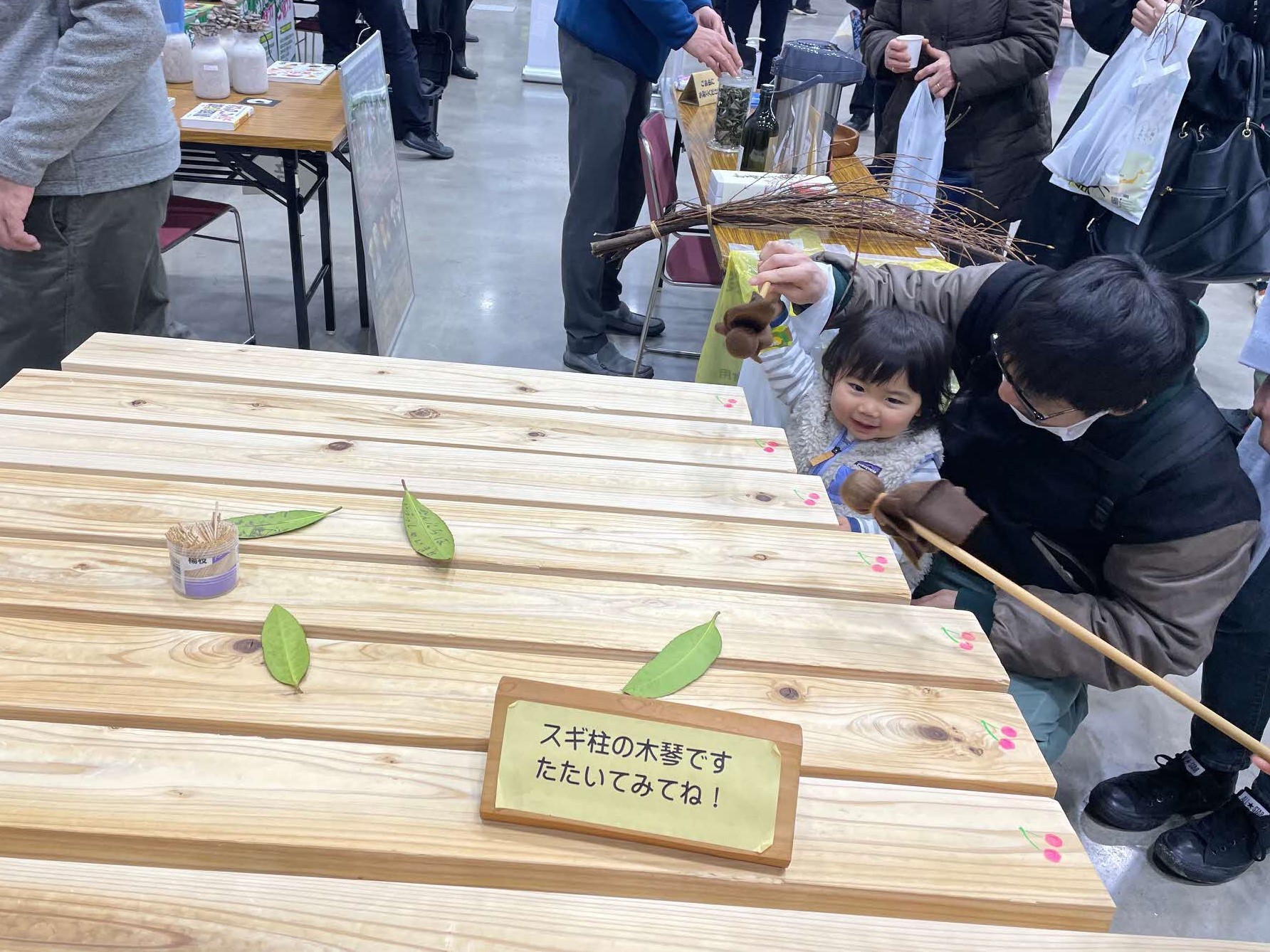 写真：木琴をたたく姿