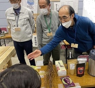 写真：クロモジ説明の様子
