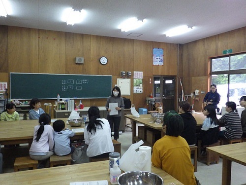 木工室で講師の説明を聞く参加者の画像