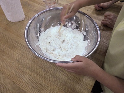 材料を混ぜる作業の画像