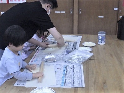 生地を丸く伸ばす作業の画像