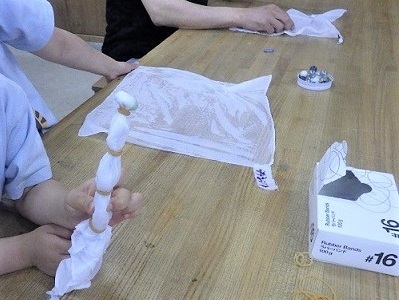輪ゴムやビー玉を使って布に模様を作る準備の画像