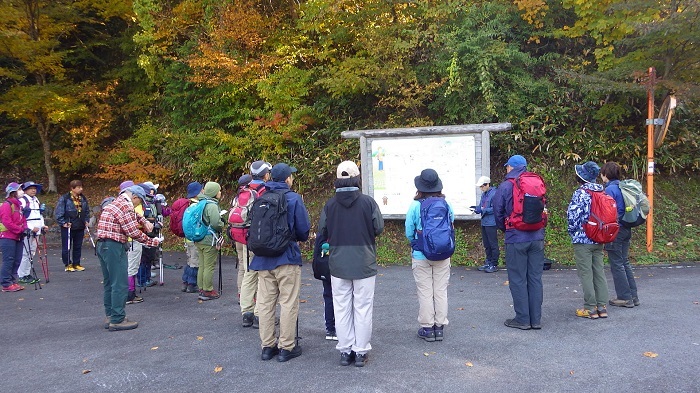 毛無山駐車場の案内板前であいさつの様子