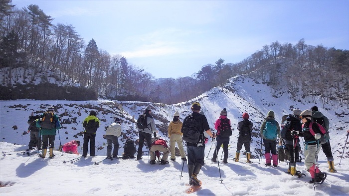 雪玉の様子を観察する参加者の画像