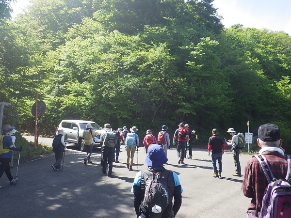 県境にある毛無山駐車場と参加者の画像