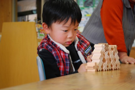 積み木で遊ぶ子供たち４