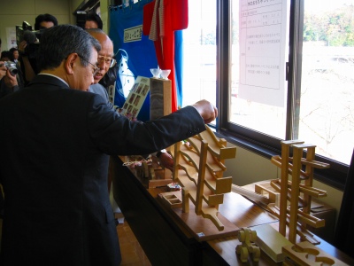 作品を手に取る知事 作品を手に取る知事