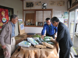 お茶を買い求める知事