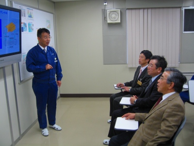 概況説明を受ける知事2 概況説明を受ける知事2