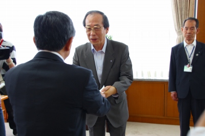 受理書交付の様子 受理書交付の様子