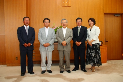 懇談参加者の皆さんと 懇談参加者の皆さんと