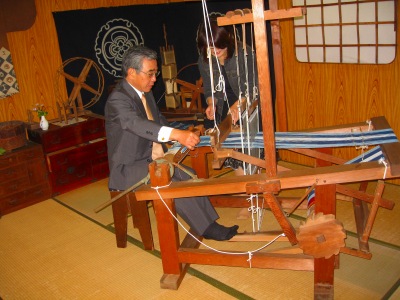 はた織り体験をする知事 はた織り体験をする知事