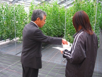 専用の培地を手に触れてみる知事 専用の培地を手に触れてみる知事