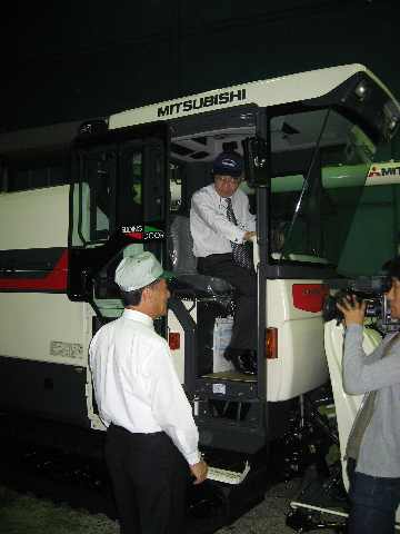 コンバインに試乗する知事