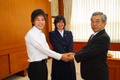 固い握手で激励