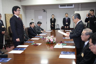 荒木社長に立地計画認定書を交付する知事の写真