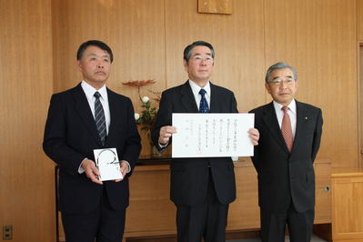 社会福祉法人共和会のみなさんと知事が記念撮影