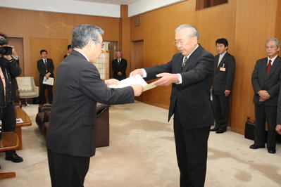 感謝状を贈呈する知事の写真