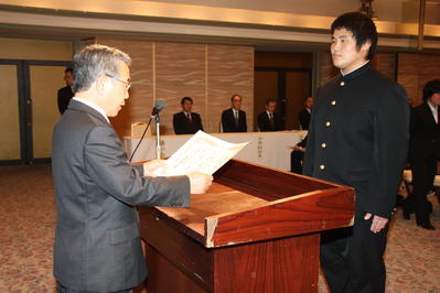 国体で優秀な成績を収めた選手を表彰する知事の写真