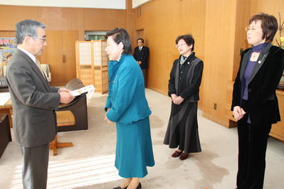 寄付金目録の寄贈を受ける知事の写真