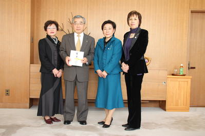 商工会女性部のみなさんと記念撮影する知事