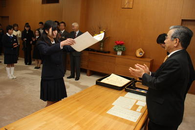 知事賞を授与する知事の写真