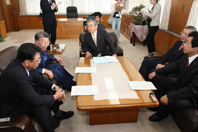 市町合併推進に向けた支援を要望している写真