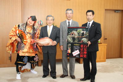 美川西神楽保存会のみなさんと知事の記念写真