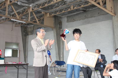 副賞を手にした選手を祝福する知事の写真