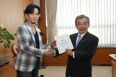 錦織健さんと記念撮影する知事の写真