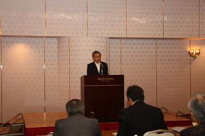 県の観光振興施策を説明する知事の写真