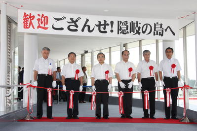 空中通路上でテープカットする知事の写真