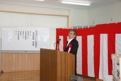 竣工記念式で挨拶する知事の写真