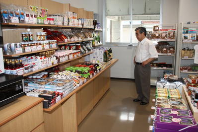 ターミナルビル内の物産販売店を視察する知事の写真